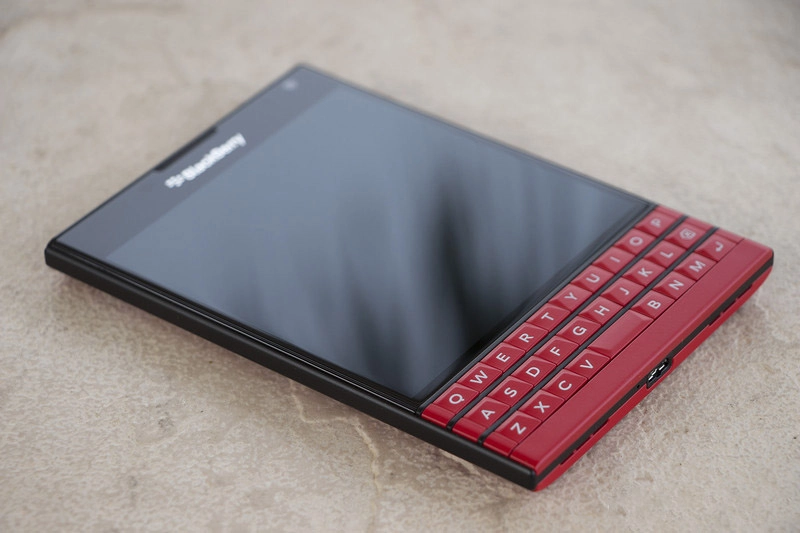 red-blackberry-passport-device-stock800x533_800x533