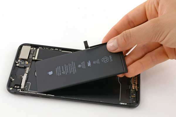 Thay pin iPhone 7 Plus 3