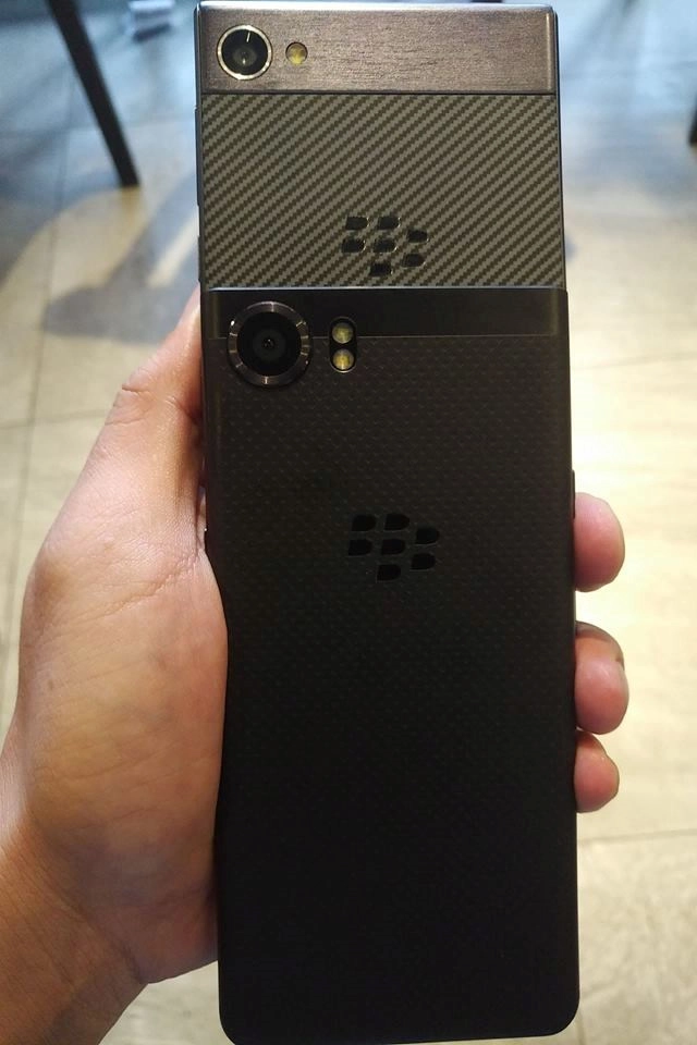 comparing_the_back_of_the_blackberry_krypton_with_the_rear_of_the_blackberry_keyone_nokd
