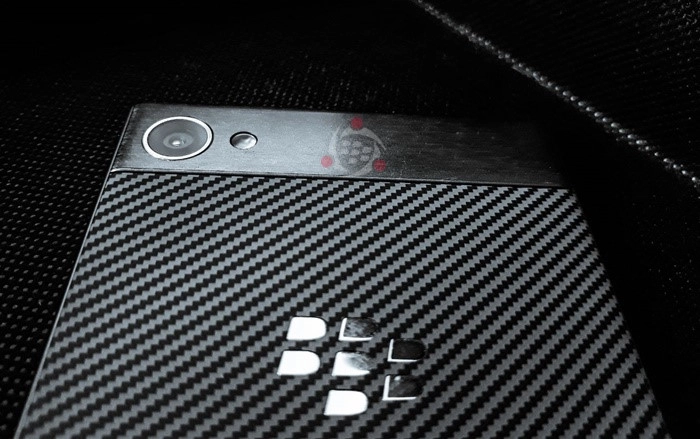 what_appears_to_be_a_carbon_fiber_back_for_the_blackberry_krypton_gvka