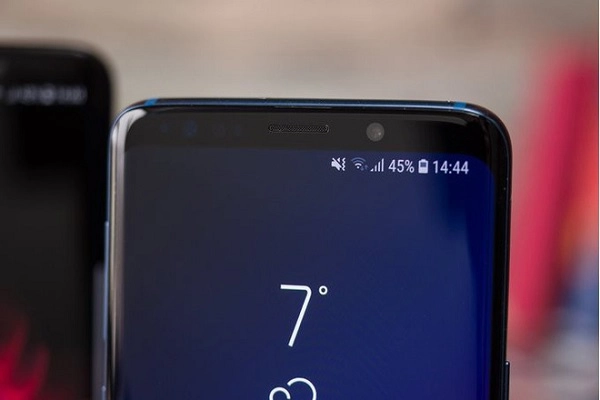 galaxies-may-boast-a-bezel-less-design-and-a-second-display