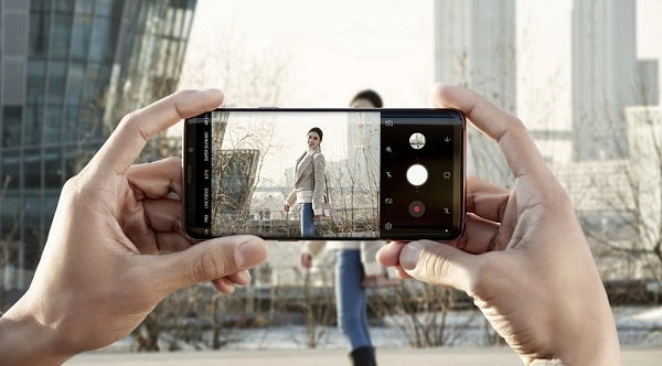 So sánh Xiaomi Mi 8 với Samsung Galaxy S9 Plus