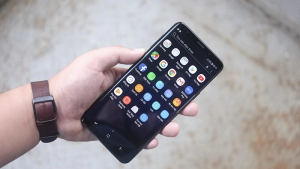 So sánh Xiaomi Mi 8 với Samsung Galaxy S9 Plus