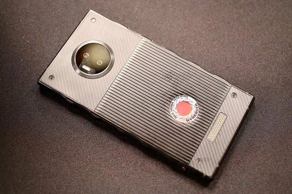 thay-mat-kinh-cam-ung-red-hydrogen-one