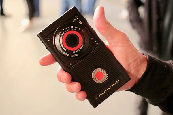 thay-thay-pin-red-hydrogen-one