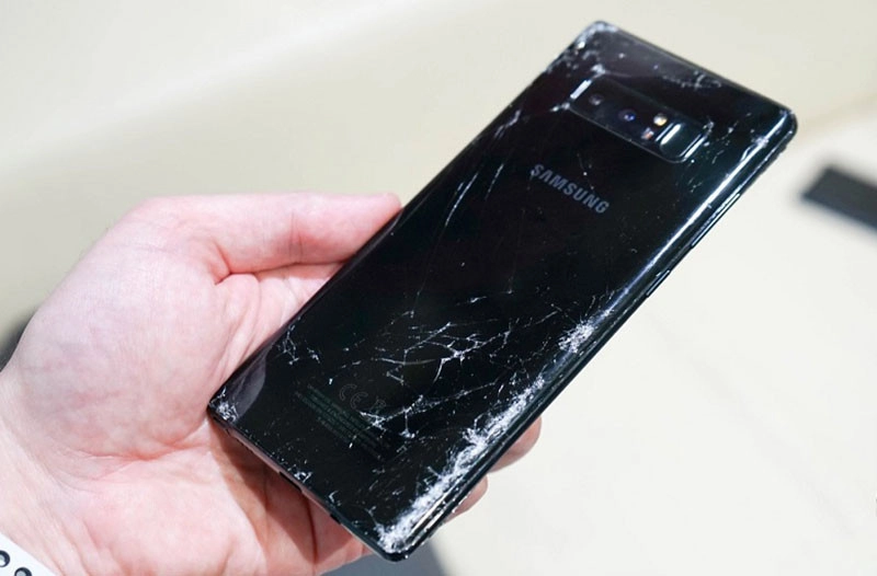 Vỏ Samsung Note 8 bị nứt