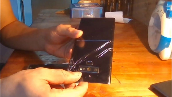 Mặt lưng của Note 9 bị vỡ mặt kính