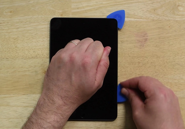 thay-mat-kinh-ep-kinh-ipad-mini-5-2