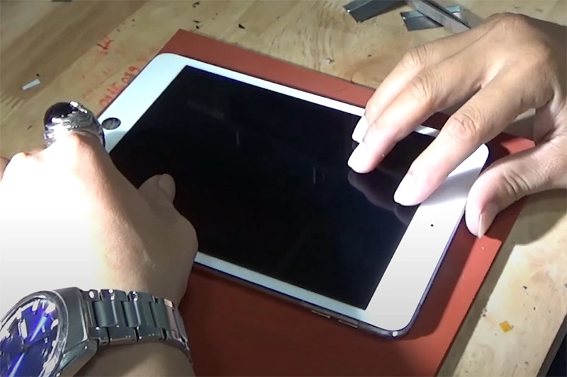 thay-ep-kinh-ipad-mini-4-09-1