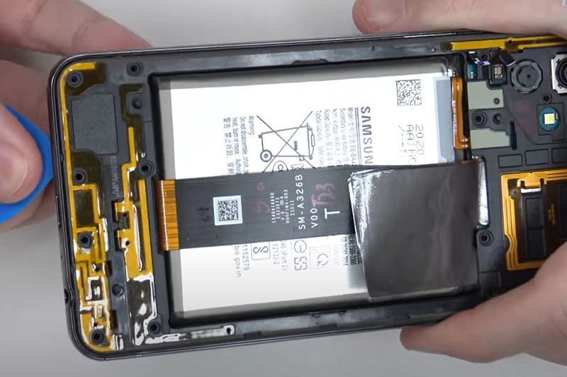 thay-pin-samsung-galaxy-a32-1