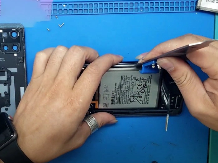 thay-pin-samsung-galaxy-note-10-lite-2