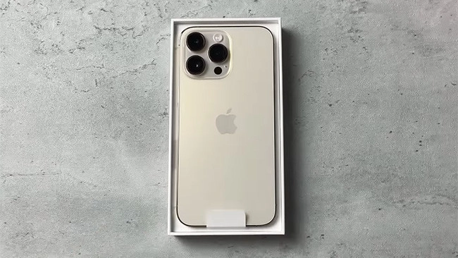 Với màu vàng (Gold) sang trọng, iPhone 14 Pro Max đang là một trong những sản phẩm được săn đón nhất hiện nay. Về mặt thiết kế và tính năng, đây là một sự lựa chọn hoàn hảo cho những khách hàng đang tìm kiếm một chiếc điện thoại cao cấp. Cùng xem hình ảnh để thấy sự khác biệt với các sản phẩm trước đây.