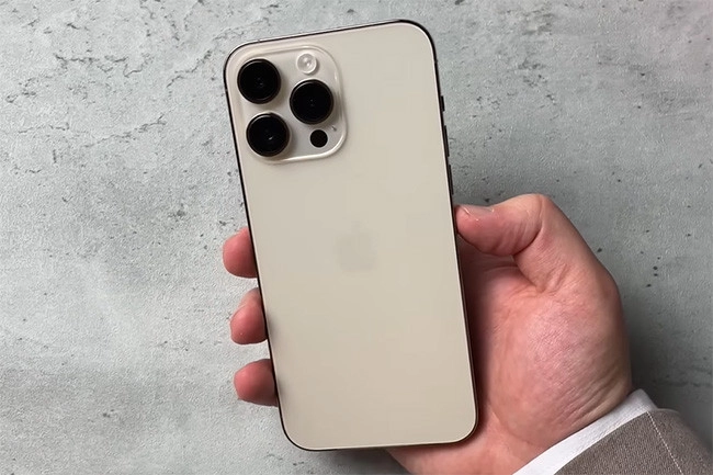 iPhone 14 Pro Max vàng (Gold): Chiếc iPhone 14 Pro Max màu vàng rực rỡ sẽ khiến bạn thích thú ngay từ cái nhìn đầu tiên! Với thiết kế sang trọng cùng chất liệu cao cấp, chiếc điện thoại này sẽ không chỉ là một công cụ giúp bạn kết nối với thế giới mà còn là một phụ kiện đẳng cấp trong bàn tay của bạn.