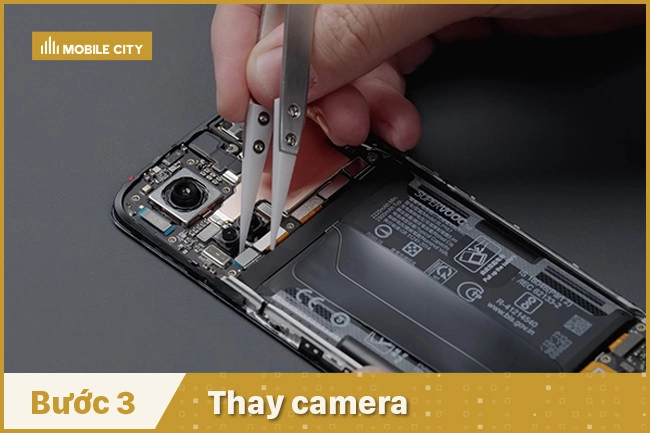 Kỹ thuật viên tiến hành thay Camera cho Realme GT Neo 5