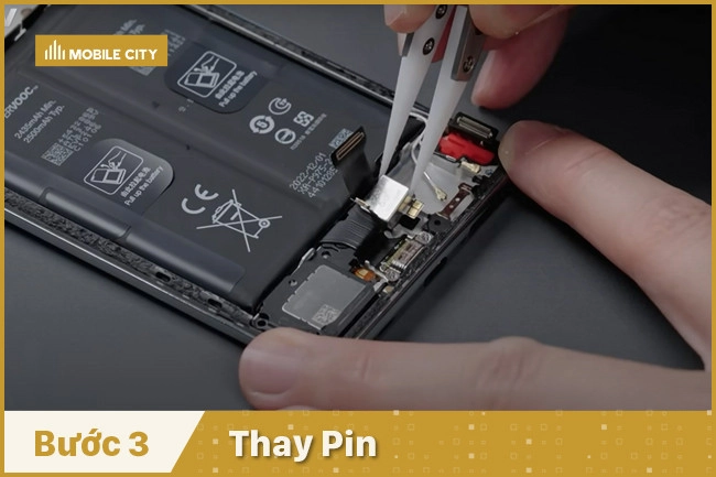 thay-pin-oneplus-ace-2-6