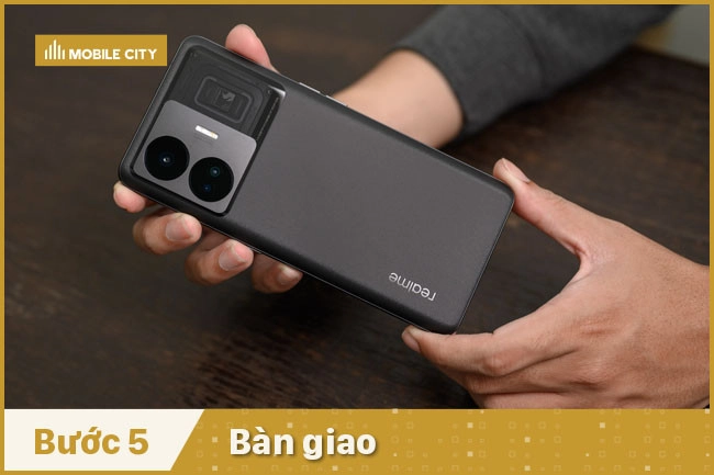 Bàn giao Realme GT Neo 5 SE cho khách hàng