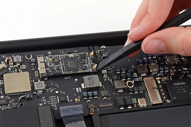 Thời gian thay IC nguồn, sửa nguồn Macbook mất bao lâu?