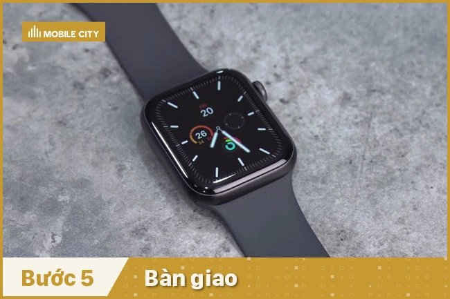 Bàn giao Apple Watch Series 5 cho khách hàng