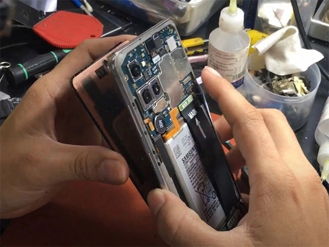 Biểu hiện Galaxy Note 10 Lite báo hiệu cần thay, ép mặt kính