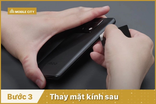 Thay mặt kính sau