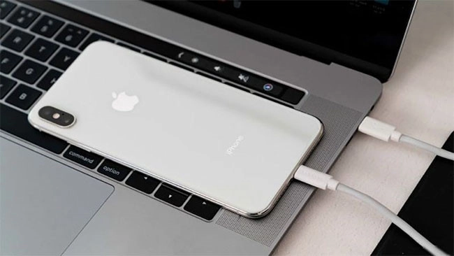 Cắm sạc cho iPhone bằng nguồn điện ổn định hoặc máy tính