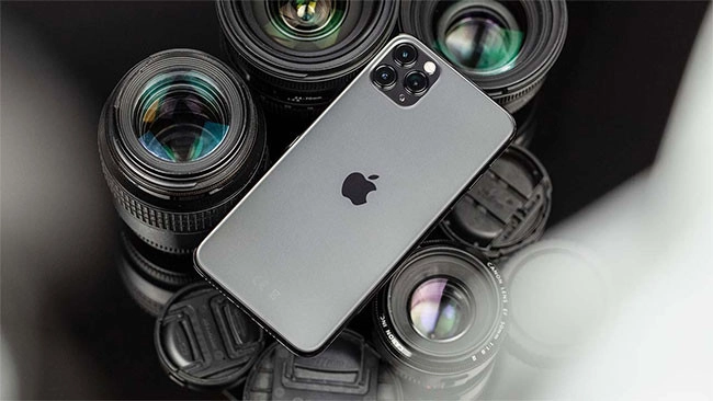 Camera iPhone chủ yếu có chất liệu nhựa và bên ngoài được bảo vệ bởi lớp kính sapphire