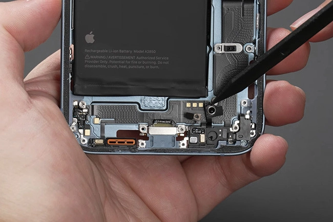 Thay chân sạc iPhone 15 Plus