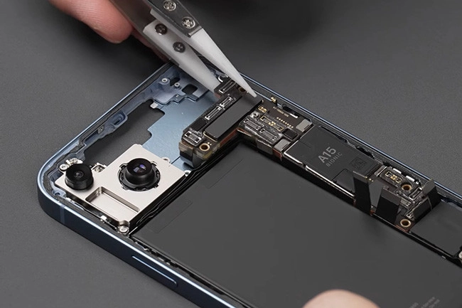 Thay IC Wifi iPhone 15 Plus