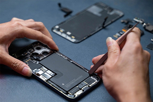 Thay chân sạc iPhone 15 Pro