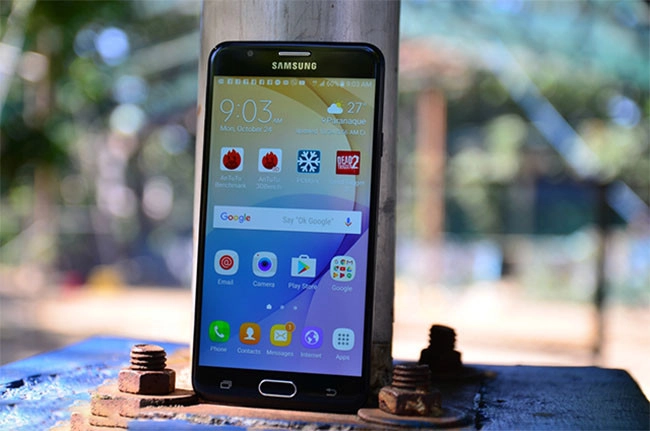 Samsung Galaxy J7 Prime có dấu hiệu hư hại mặt kính