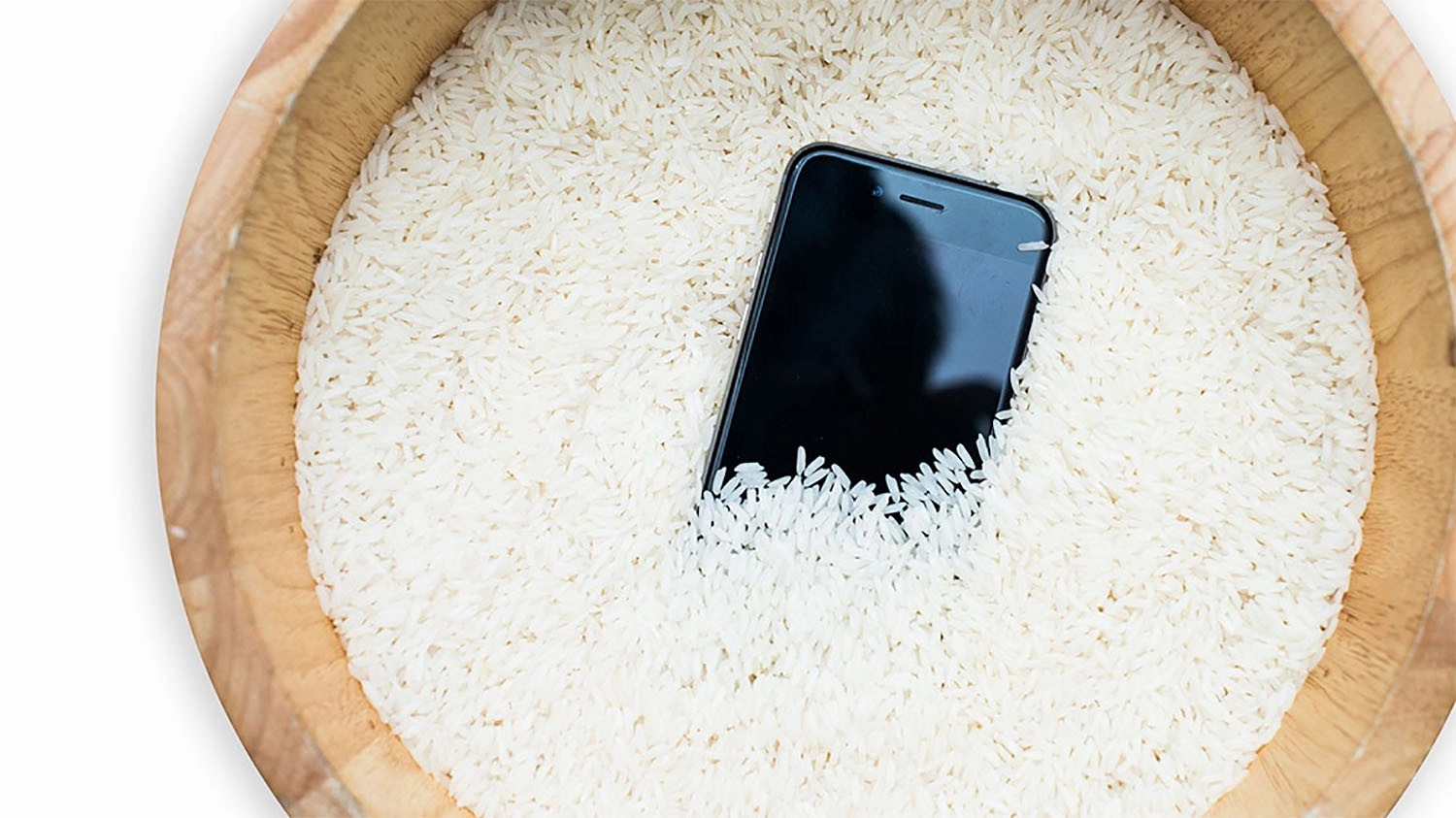 Vùi điện thoại vào thùng gạo khoảng 1 ngày