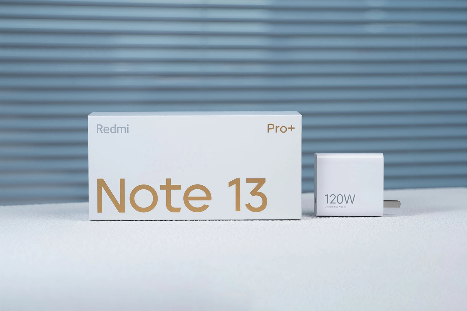 Hộp của Redmi Note 13 Pro Plus vẫn là tone trắng thuần quen thuộc
