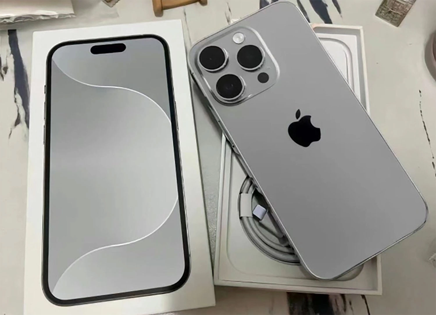Hình ảnh iPhone 15 Pro và hộp