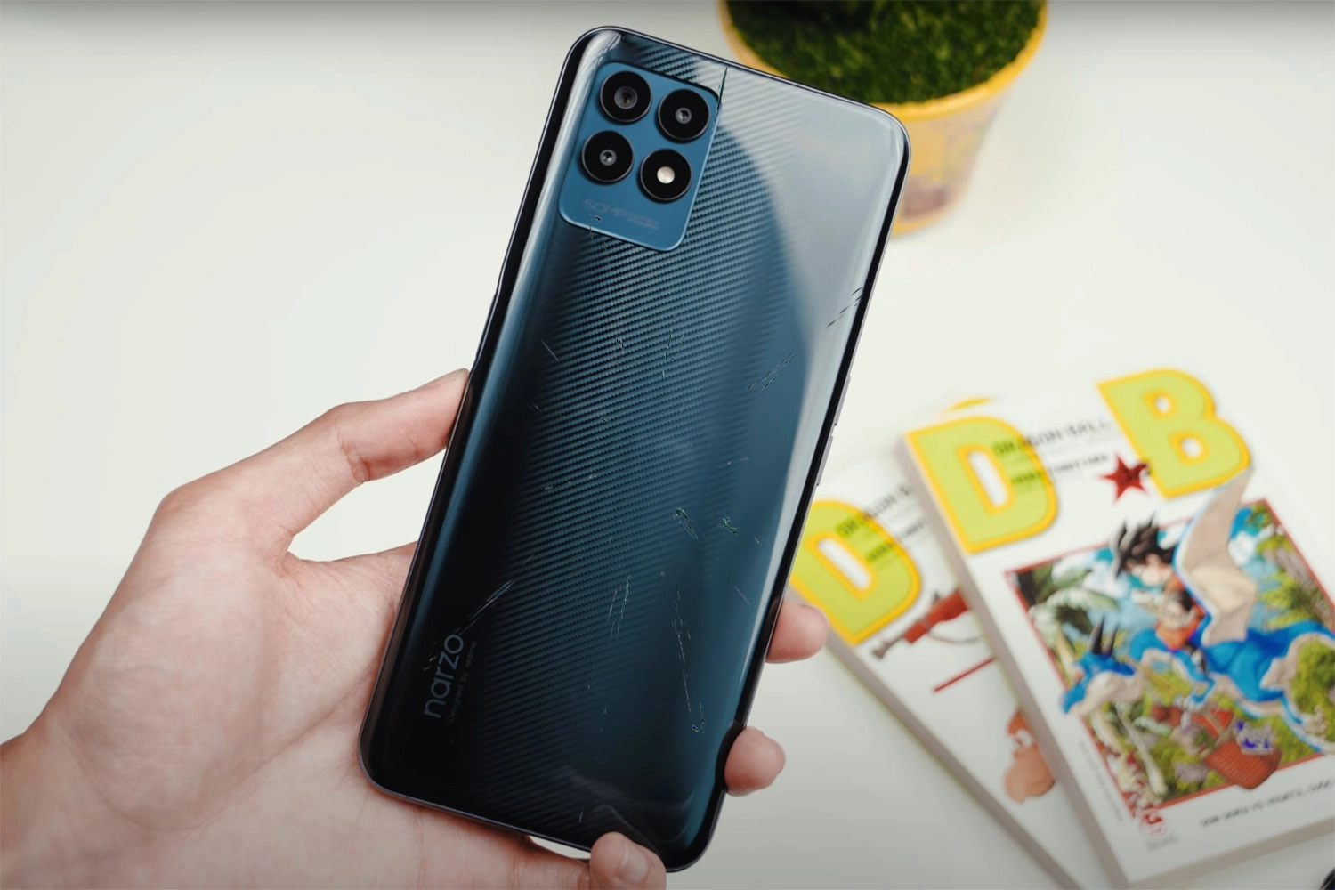 Dấu hiệu cần thay mặt kính sau cho Realme Narzo 50