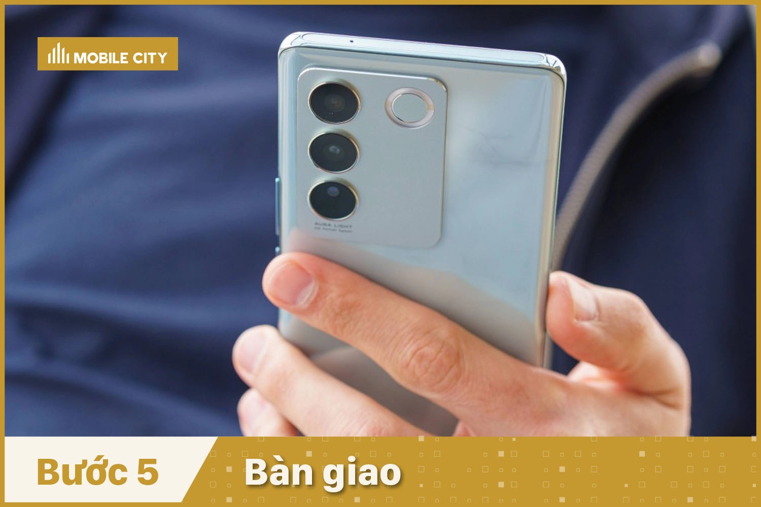 Bàn giao điện thoại cho khách hàng