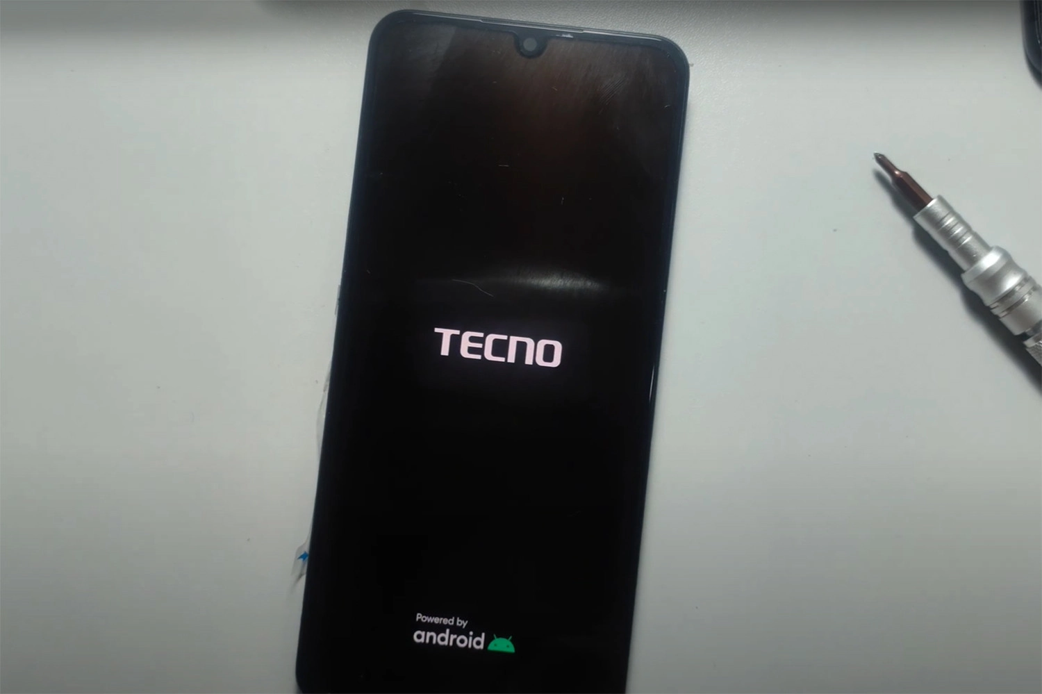 Dấu hiệu cần thay mặt kính Tecno Pova 4 Pro