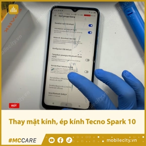 thay-mat-kinh-ep-kinh-tecno-spark-10