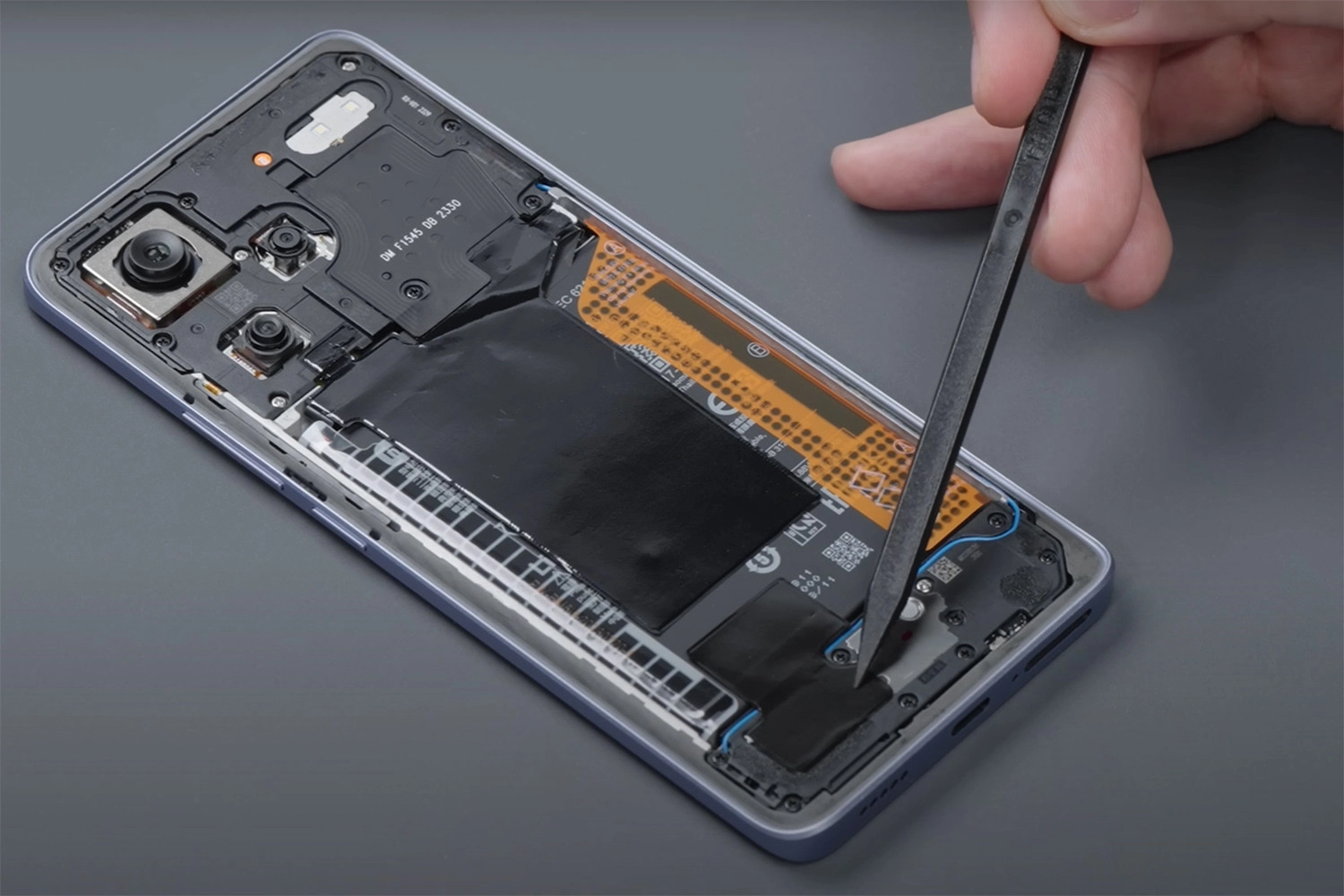 Nguyên nhân khiến mặt kính Xiaomi Redmi Note 13 Pro bị hỏng