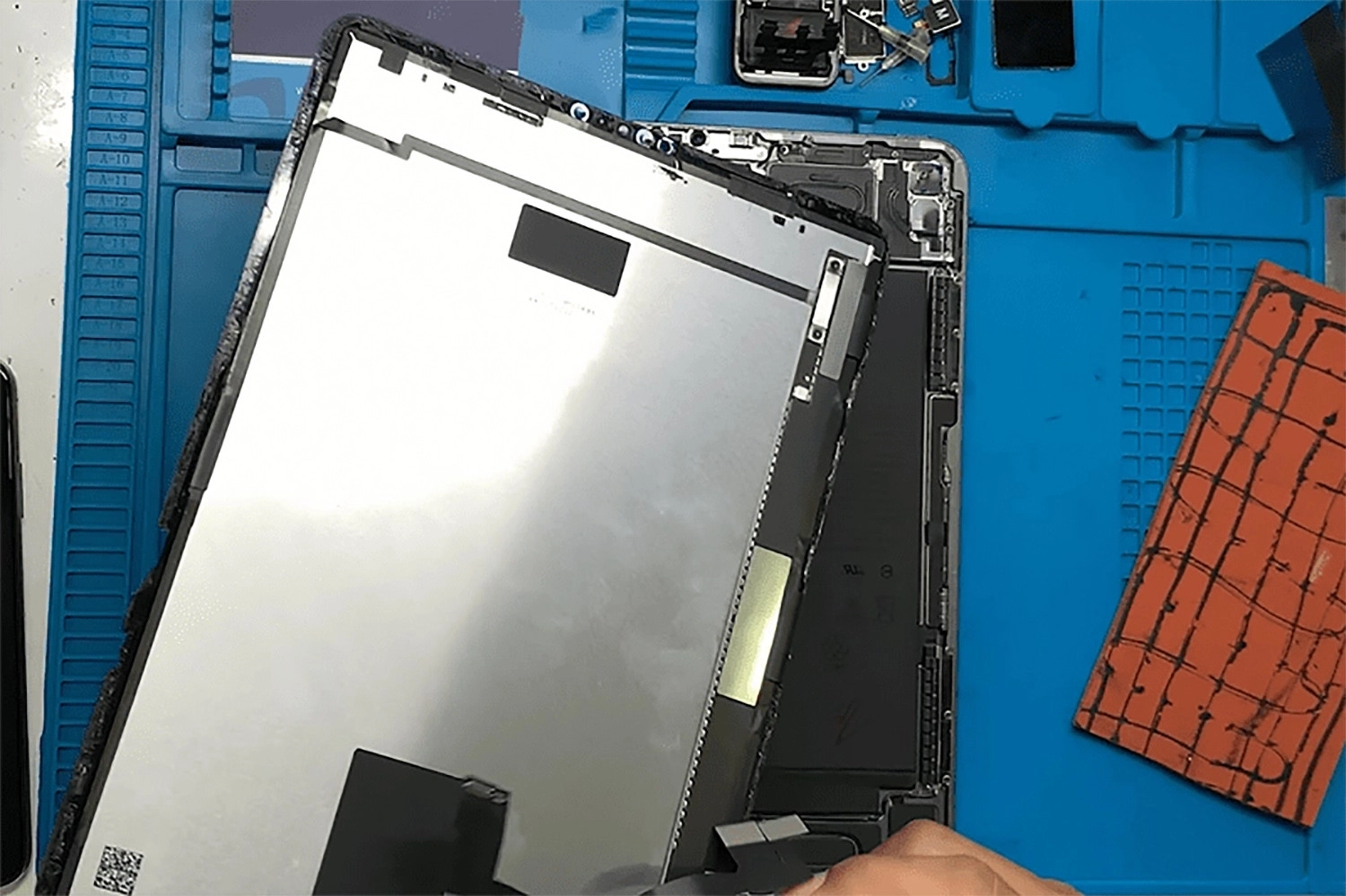 Nguyên nhân khiến iPad Pro 11 inch 2020 bị hỏng mặt kính