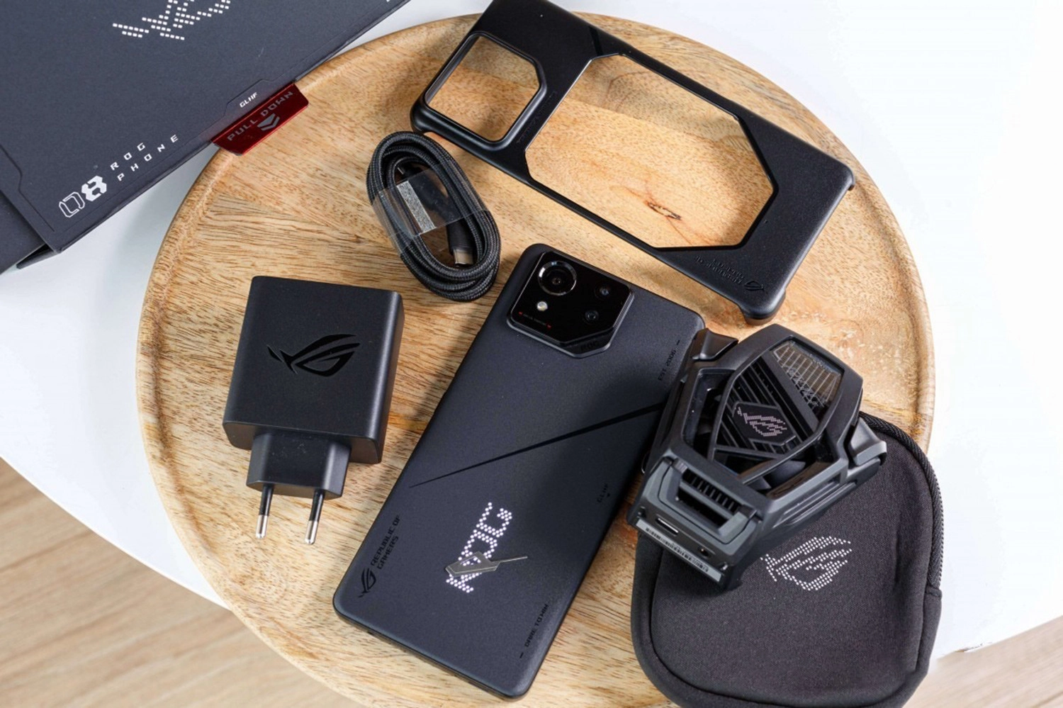 tren-tay-asus-rog-phone-8-pro-bo-phu-kien