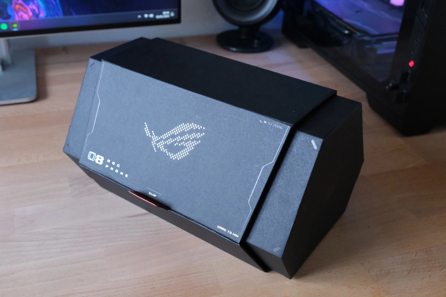  tren-tay-asus-rog-phone-8-pro-hop-dung