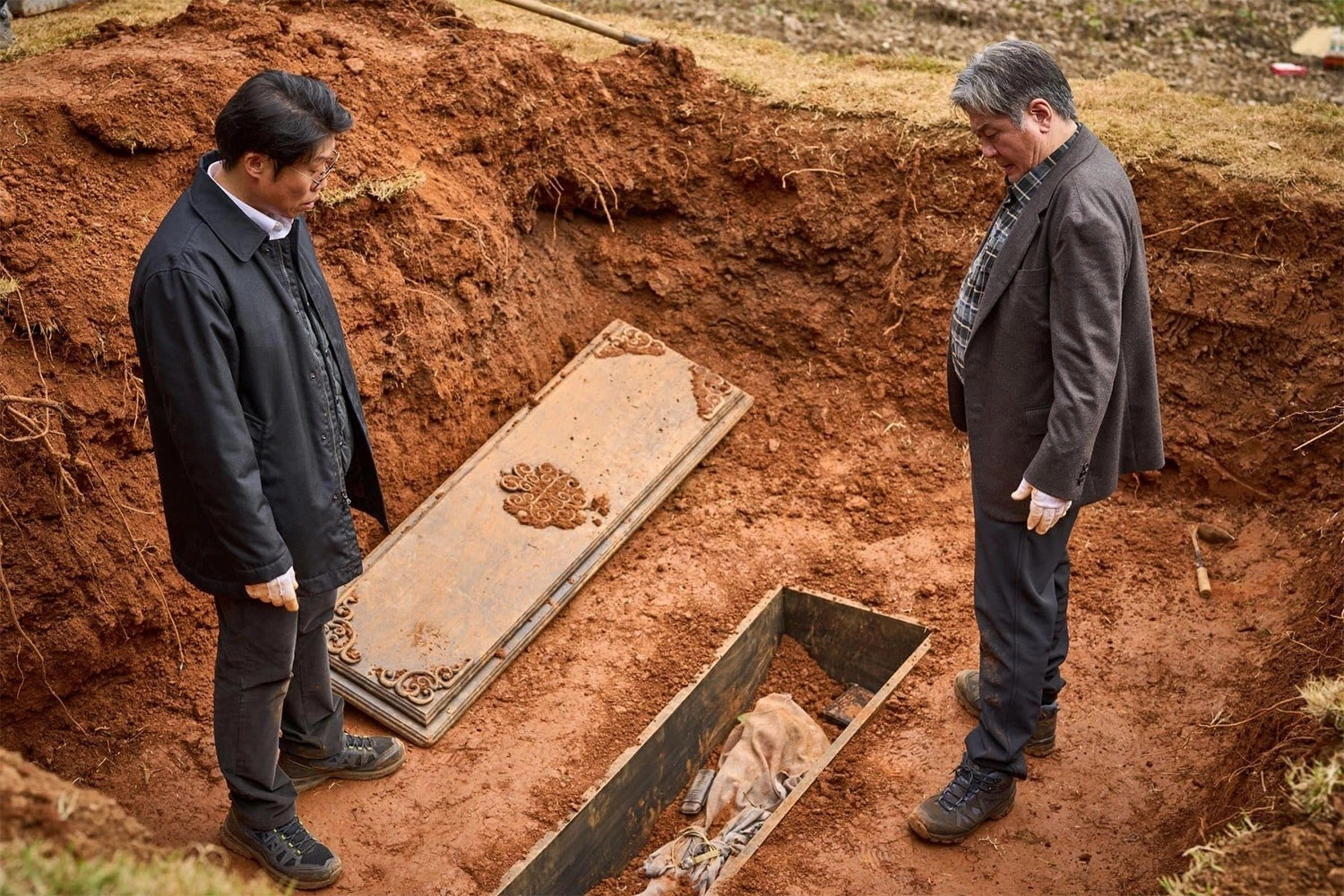 Gisune đã chôn một cọc sắt bên dưới mộ của ông nội Park như cách trấn yểm Hàn Quốc