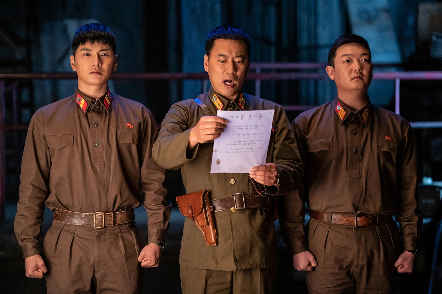 Nhóm lính Triều Tiên trong phân cảnh đọc bản giao kèo về tấm vé số giữa hai phe