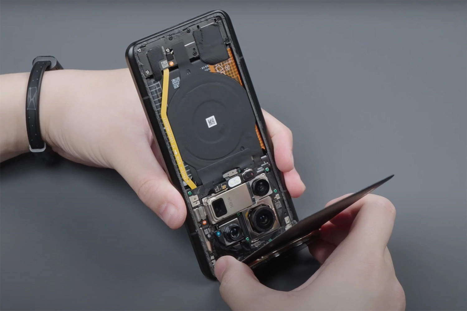 Nguyên nhân Xiaomi 14 Ultra bị hỏng mặt kính sau