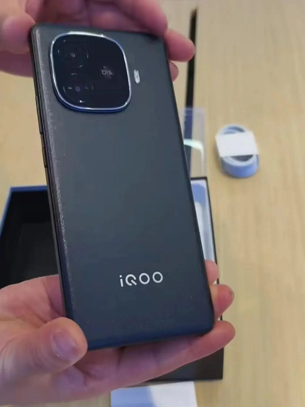 Lộ ảnh thực tế điện thoại iQOO Z9 Turbo: Mặt lưng là tâm điểm