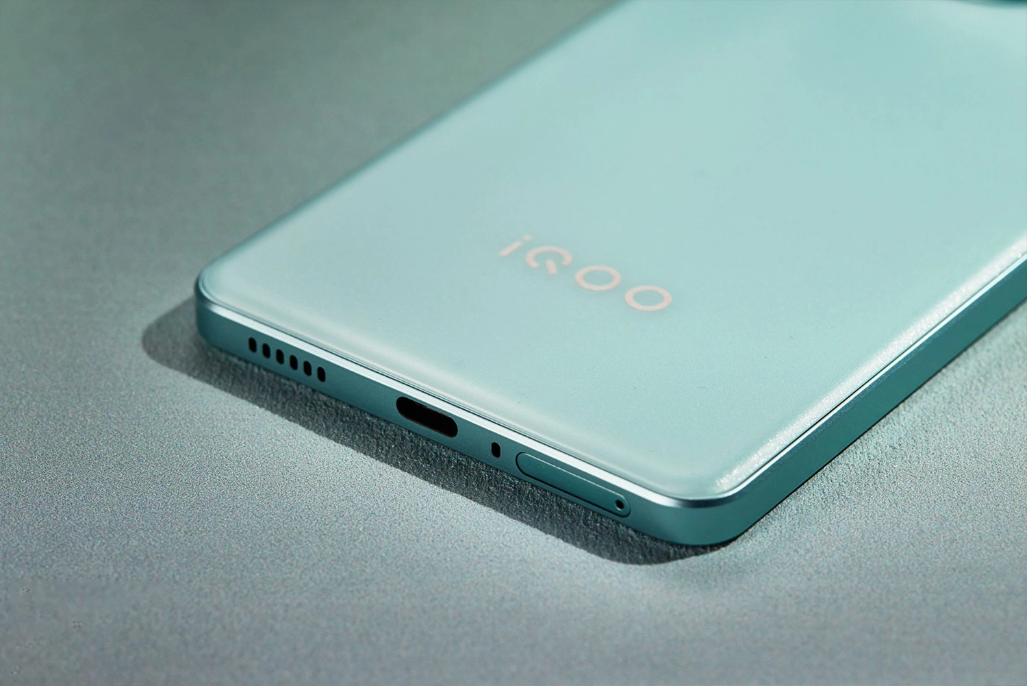Mở hộp Vivo iQOO Z9 Turbo, Cạnh dưới điện thoại chứa khe cắm thẻ SIM, cổng sạc, micro và hệ thống loa