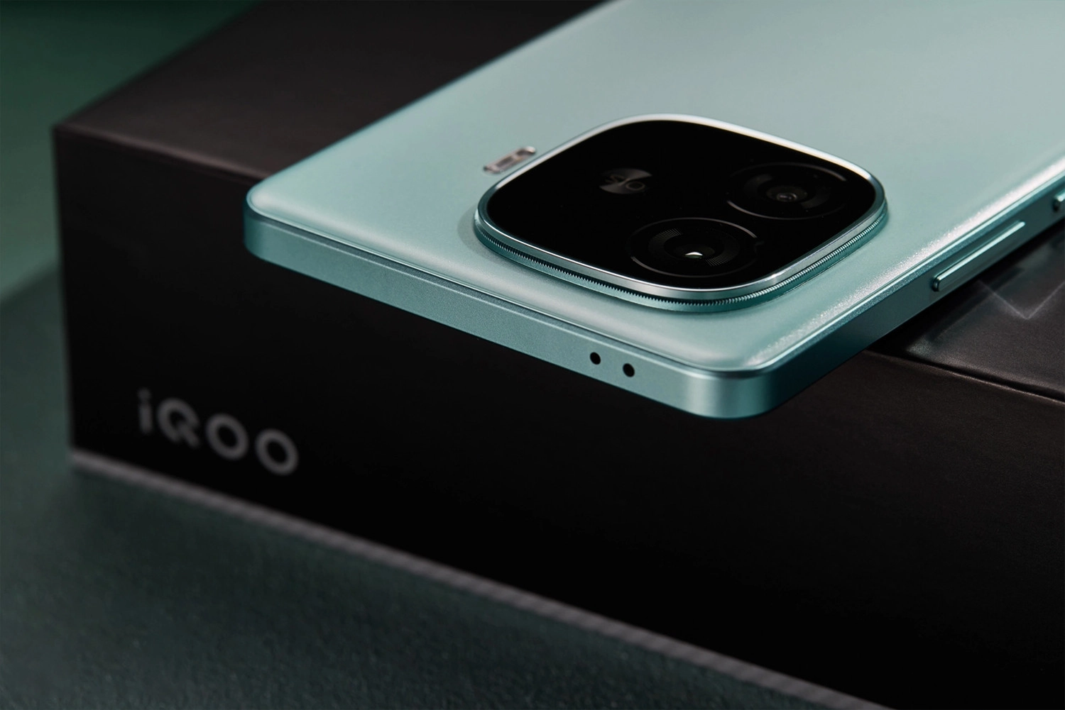Mở hộp Vivo iQOO Z9 Turbo, Cạnh trên của iQOO Z9 Turbo có chứa cảm biến hồng ngoại và micro