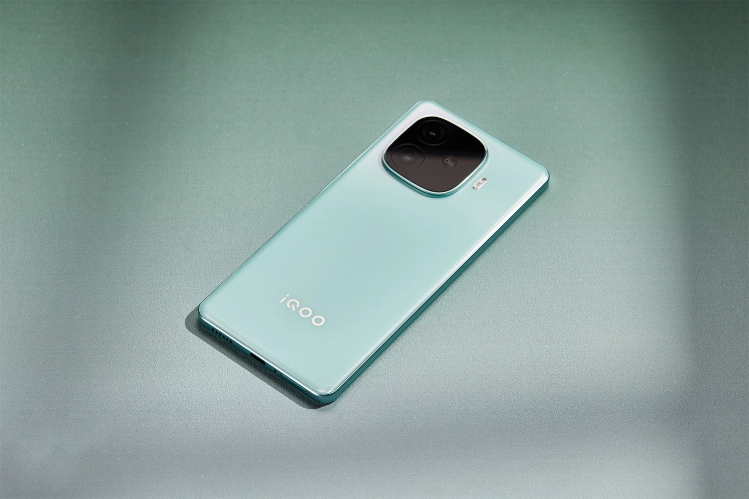 Mở hộp Vivo iQOO Z9 Turbo, iQOO Z9 Turbo kế thừa thiết kế vuông vức, hiện đại của iQOO 12