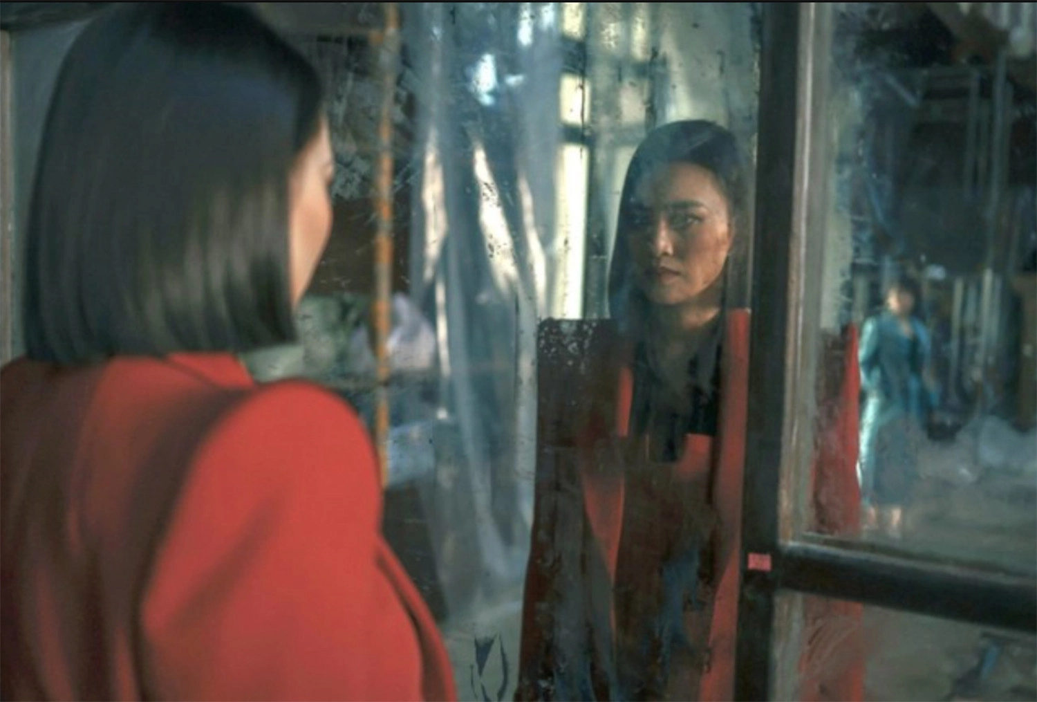 Review phim Cô Gái Từ Quá Khứ Ekip làm phim vô cùng khéo léo khi sử dụng gương phản chiếu để ngụ ý cho nhân vật Hoàng Quyên