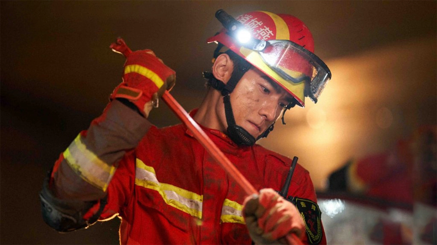 Những tình tiết căng thẳng khi đội cứu hỏa của nhân vật nam chính liên tục đối mặt với nguy hiểm để cứu người